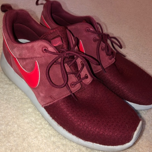 nike roshe one maroon